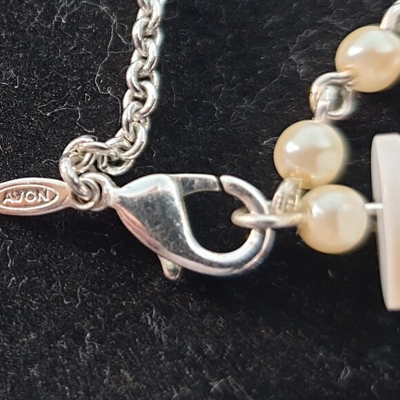 Vintage Avon Mother of Pearl Carved Flower Silver Tone Pendant Necklace Necklace - Picture 9 of 9